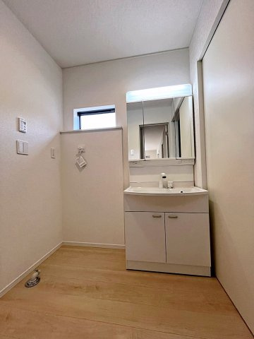 新築戸建・新築建売　二本松市郭内第5　二本松北小・二本松第一中の独立洗面台|三面鏡洗面台で朝の身支度もしやすい＆収納力も◎洗面台に物を置かずすっきり清潔に保つことができます！