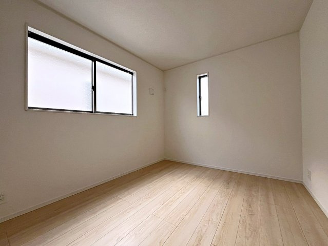 新築戸建・新築建売　二本松市郭内第5　二本松北小・二本松第一中の洋室|6帖の洋室は2面採光で陽当たりが良く快適なプライベート空間！