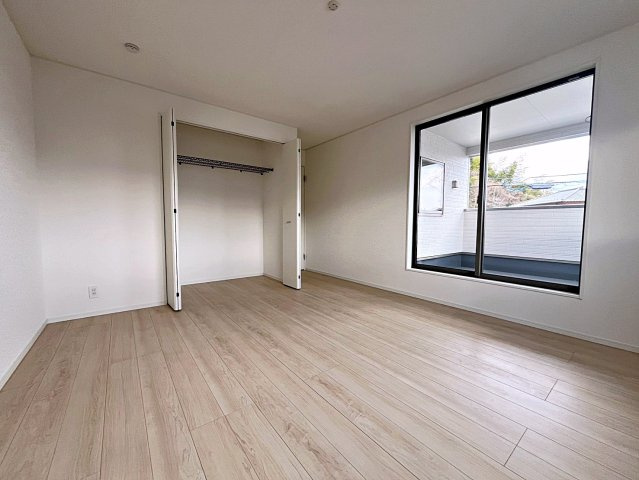 新築戸建・新築建売　二本松市郭内第5　二本松北小・二本松第一中の洋室|9.5帖の洋室はゆとりのあるプライベート空間！こちらからバルコニーへの出入りが可能です！