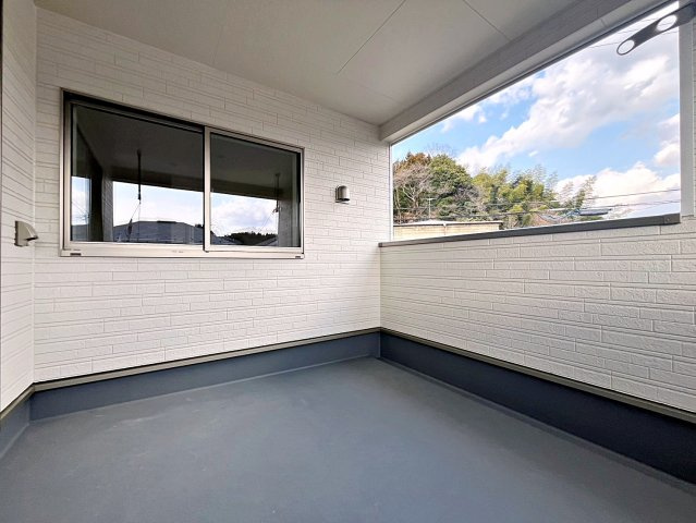 新築戸建・新築建売　二本松市郭内第5　二本松北小・二本松第一中のバルコニー|天候の急な変化にも柔軟に対応できる快適なインナーバルコニー！