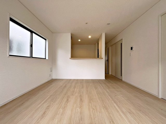 新築戸建・新築建売　二本松市郭内第5　二本松北小・二本松第一中の居間・リビング|【LDK15帖】南側の大きな窓から日差しが入り明るいリビングはご家族皆さんの憩いの場です！
