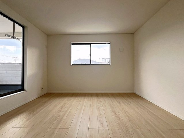 新築戸建・新築建売　二本松市郭内第5　二本松北小・二本松第一中の洋室|【洋室9.5帖】主寝室としてご夫婦の部屋におすすめです！2面採光で明るい空間♪