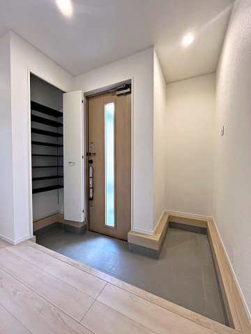 新築戸建・新築建売　二本松市郭内第5　二本松北小・二本松第一中の玄関|広い玄関スペースはベビーカーやカー用品など置くことができるスペースもございます！