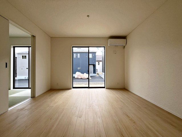 新築戸建・新築建売　二本松市郭内第5　二本松北小・二本松第一中の居間・リビング|太陽の日差しが気持ちの良いリビングは広々としているので家具を設置してもゆとりがあります！