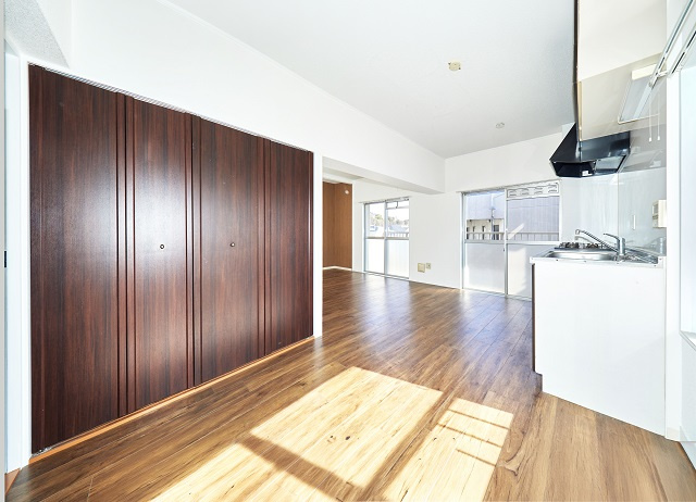 大沢マンションの居間・リビング|12.5帖L型LDK