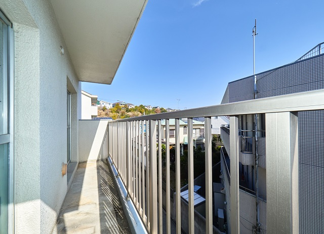 大沢マンションのバルコニー|リビングの東面バルコニー