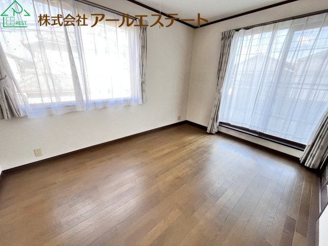加古川市西神吉町岸　　中古戸建の洋室