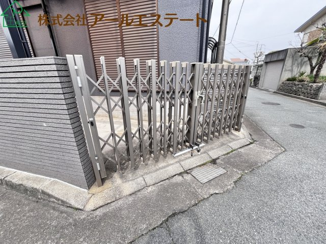 加古川市西神吉町岸　　中古戸建の駐車場
