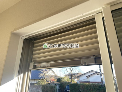 【防犯設備】 | ブルーミングガーデン栃木市大平町富田1棟1号棟 | 【同社施工例】※建具やクロスその他仕様が異なる場合がございます。1階掃出し窓はシャッター雨戸で防犯性アップ♪
