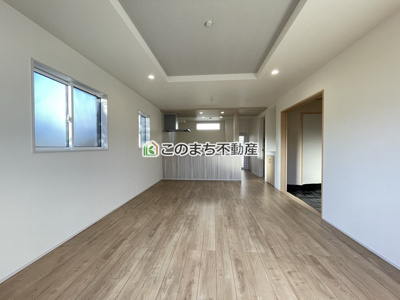 【居間・リビング】 | ブルーミングガーデン栃木市大平町富田1棟1号棟 | 【同社施工例】※建具やクロスその他仕様が異なる場合がございます。陽当たり良好な開放感のある大きなリビング♪
