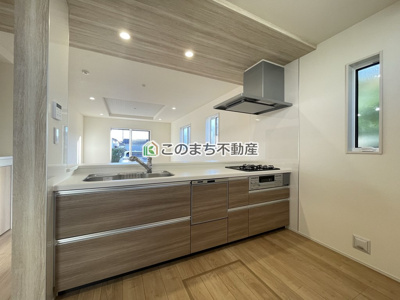 【キッチン】 | ブルーミングガーデン栃木市大平町富田1棟1号棟 | 【同社施工例】※建具やクロスその他仕様が異なる場合がございます。人気の対面式キッチン☆料理をしながらご家族とコミュニケーションが取れます♪
