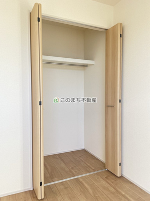 【収納】 | ブルーミングガーデン栃木市大平町富田1棟1号棟 | 【同社施工例】※建具やクロスその他仕様が異なる場合がございます。各居室に収納付で住みやすさにこだわっています♪
