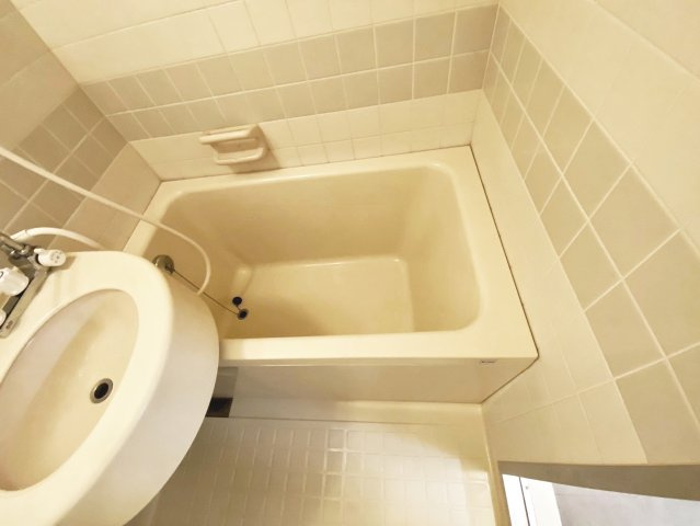 宝塚市湯本町の賃貸マンションの浴室|コンパクトで使いやすいお風呂です