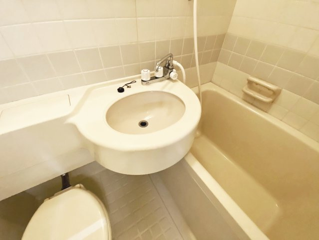 宝塚市湯本町の賃貸マンションの浴室|コンパクトで使いやすいお風呂です