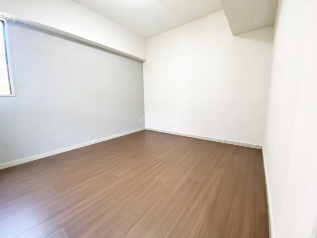 宝塚市湯本町の賃貸マンションの居間・リビング|ゆったりとした居間です