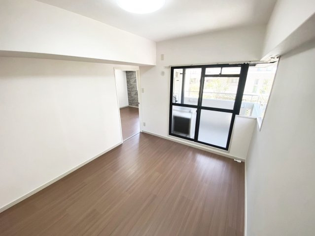 宝塚市湯本町の賃貸マンションの居間・リビング|こちらの居間で趣味の時間をお楽しみください