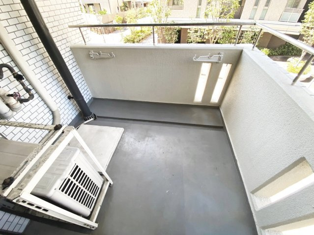 宝塚市湯本町の賃貸マンションのバルコニー|外からの目が気にならないバルコニーで洗濯物が干せます