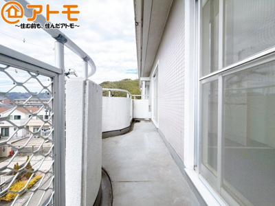 【バルコニー】 | チュリス川合 | 陽当りの良いバルコニーはお洗濯物はもちろんお布団もふかふかになります♪