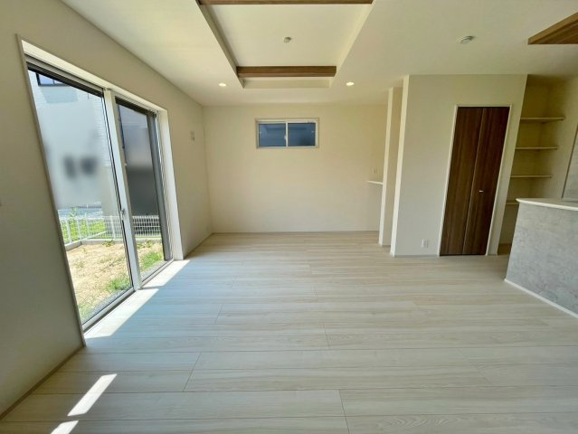 新築戸建　ブルーミングガーデン園部町横田1号2期の居間・リビング|現地写真