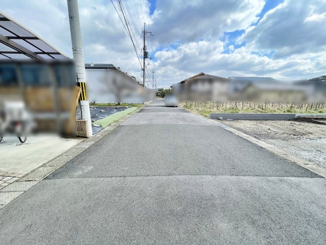新築戸建　ブルーミングガーデン園部町横田1号2期の前面道路含む現地写真|現地写真