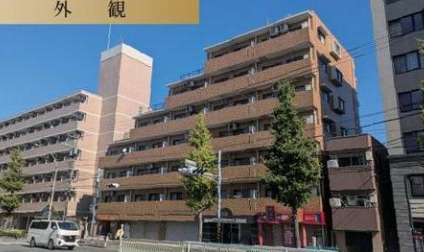 ライオンズマンション磯子第５の外観|落ち着いた色合いが街並みに調和した品のある佇まいのマンションです。