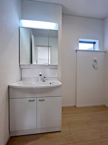 新築戸建・新築建売　二本松市郭内第5　二本松北小・二本松第一中の独立洗面台|三面鏡洗面台で朝の身支度もしやすい＆収納力も◎洗面台に物を置かずすっきり清潔に保つことができます！