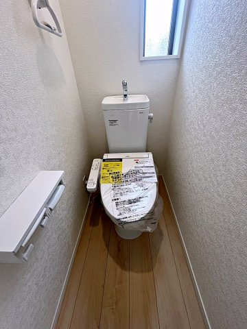 新築戸建・新築建売　二本松市郭内第5　二本松北小・二本松第一中のトイレ|白を基調としており小窓で換気ができるので清潔感のある空間。ペーパーホルダーが2つあるのも便利です！