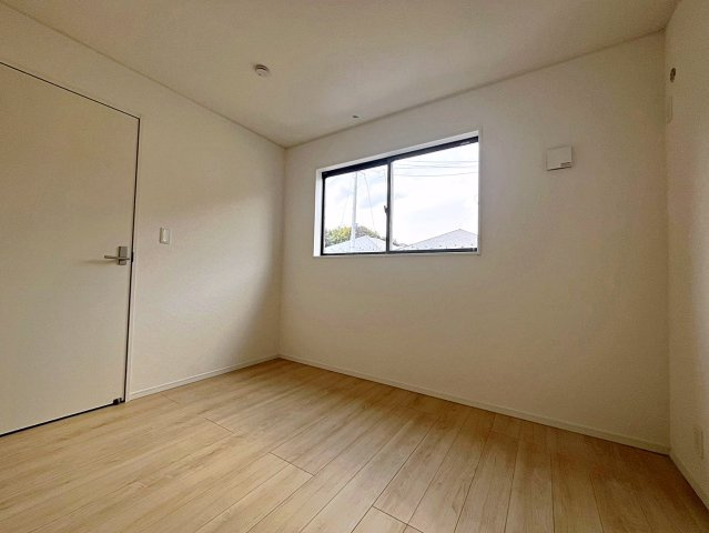 新築戸建・新築建売　二本松市郭内第5　二本松北小・二本松第一中の洋室|6.1帖の洋室は北側の窓から一定した柔らかい光が入り、PC作業や読書などにも最適なお部屋です！