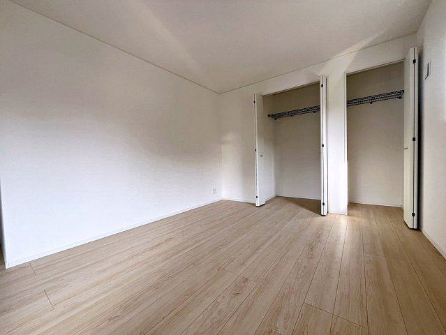 新築戸建・新築建売　二本松市郭内第5　二本松北小・二本松第一中の洋室|8.3帖の洋室は収納が2か所あるのでご夫婦の荷物を分けて収納できます！