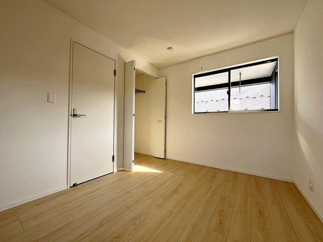 新築戸建・新築建売　二本松市郭内第5　二本松北小・二本松第一中の洋室|6帖の洋室は2面採光でたっぷりと日差しが入り明るいお部屋です！