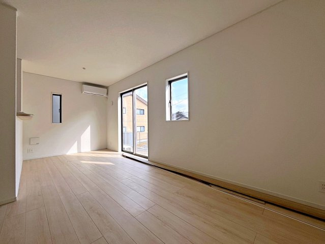 新築戸建・新築建売　二本松市郭内第5　二本松北小・二本松第一中の居間・リビング|15.2帖のLDKは南側の大きな窓から日差しが入り明るいリビングはご家族皆さんの憩いの場です！