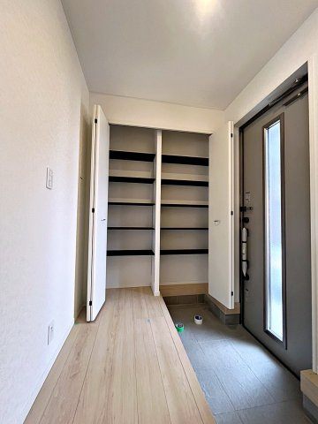 新築戸建・新築建売　二本松市郭内第5　二本松北小・二本松第一中の玄関|大容量のシューズボックスがあり収納豊富な玄関スペース。玄関ドアから日差しが入り明るいです！