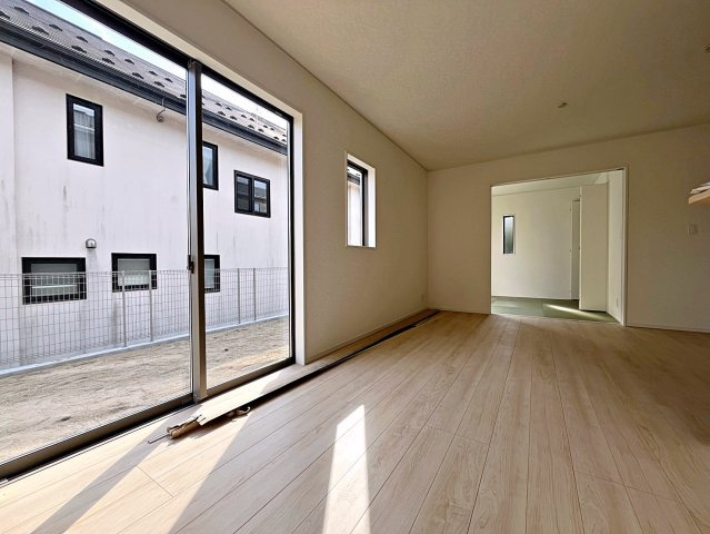 新築戸建・新築建売　二本松市郭内第5　二本松北小・二本松第一中の居間・リビング|太陽の日差しが気持ちの良いリビングは広々としているので家具を設置してもゆとりがあります！