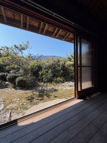 御所市東持田　中古戸建の内装|四季折々に表情を変える金剛山を額縁のような窓から望む暮らし♪