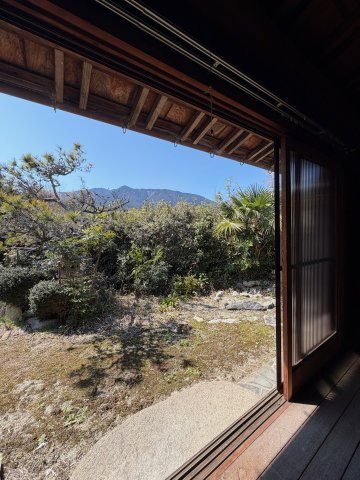 御所市東持田　中古戸建の内装|晴れた日はぜひ座ってリラックスしてください(^^)/