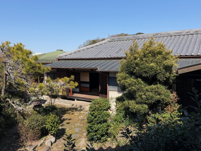 御所市東持田　中古戸建の外観|広い庭園と縁側、山並みに抱かれたスローライフを(^^)/