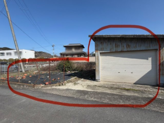 御所市東持田　中古戸建の外観|赤丸も売買対象地です♪　外構工事をして駐車スペースを増やすこともできます♪