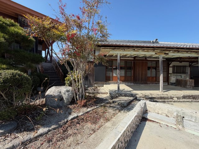 御所市東持田　中古戸建の外観|離れが２棟あり趣味部屋やお客様用としても大活躍!(^^)!