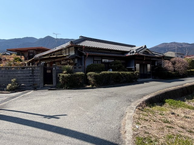 御所市東持田　中古戸建の外観|向かいの倉庫のスペースも対象地なので外構工事をして駐車スペースを増やすこともできます♪