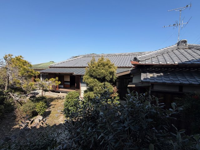 御所市東持田　中古戸建の外観|＼金剛山を望む平屋の暮らし／113坪以上の広々土地♪　広い庭園と縁側、山並みに抱かれたスローライフを(^^)/