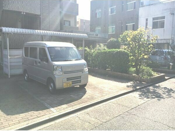 サンライズ八熊の駐車場|駐車場があるので、車を買う予定の方も安心です