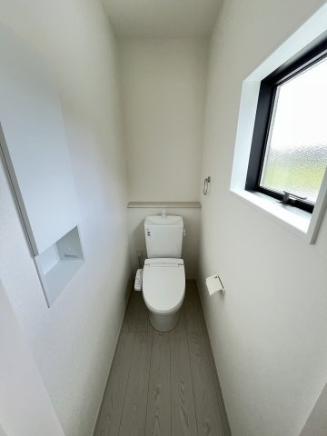 【内装】 | 福岡市南区若久5丁目5期　1号棟（全1棟）【仲介手数料無料・0円】 | 施工例。1階のトイレです。施工例は完成時と異なる場合があります。