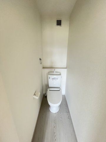 【内装】 | 福岡市南区若久5丁目5期　1号棟（全1棟）【仲介手数料無料・0円】 | 施工例。2階にもトイレです。施工例は完成時と異なる場合があります。