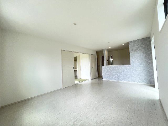 【内装】 | 福岡市南区若久5丁目5期　1号棟（全1棟）【仲介手数料無料・0円】 | 施工例。リビングです。施工例は完成時と異なる場合があります。