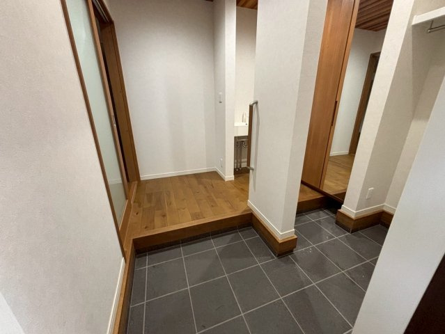 東酒々井１丁目　中古戸建の玄関