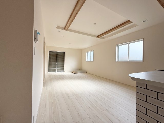 新築戸建　ブルーミングガーデン園部町横田1号2期の居間・リビング|現地写真