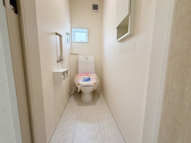 新築戸建　ブルーミングガーデン園部町横田1号2期のトイレ|現地写真