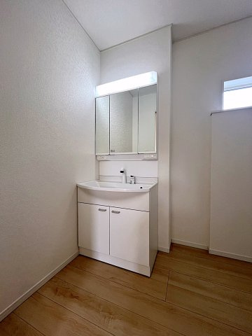新築戸建・新築建売　二本松市郭内第5　二本松北小・二本松第一中の独立洗面台|三面鏡洗面台で朝の身支度もしやすい＆収納力も◎洗面台に物を置かずすっきり清潔に保つことができます！