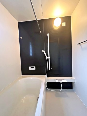 新築戸建・新築建売　二本松市郭内第5　二本松北小・二本松第一中の浴室|浴室乾燥機付きで小窓がついているので簡単に換気が可能です！洗濯物干しもできるので便利！