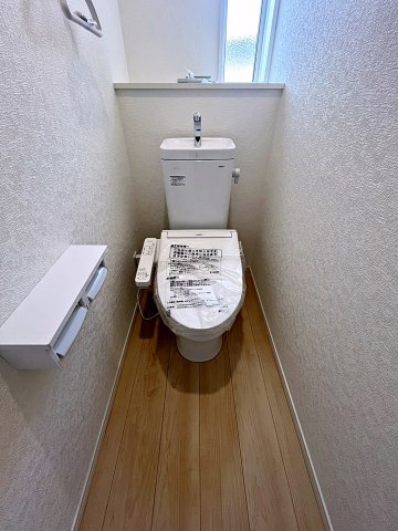 新築戸建・新築建売　二本松市郭内第5　二本松北小・二本松第一中のトイレ|白を基調としており小窓で換気ができるので清潔感のある空間。ペーパーホルダーが2つあるのも便利です！